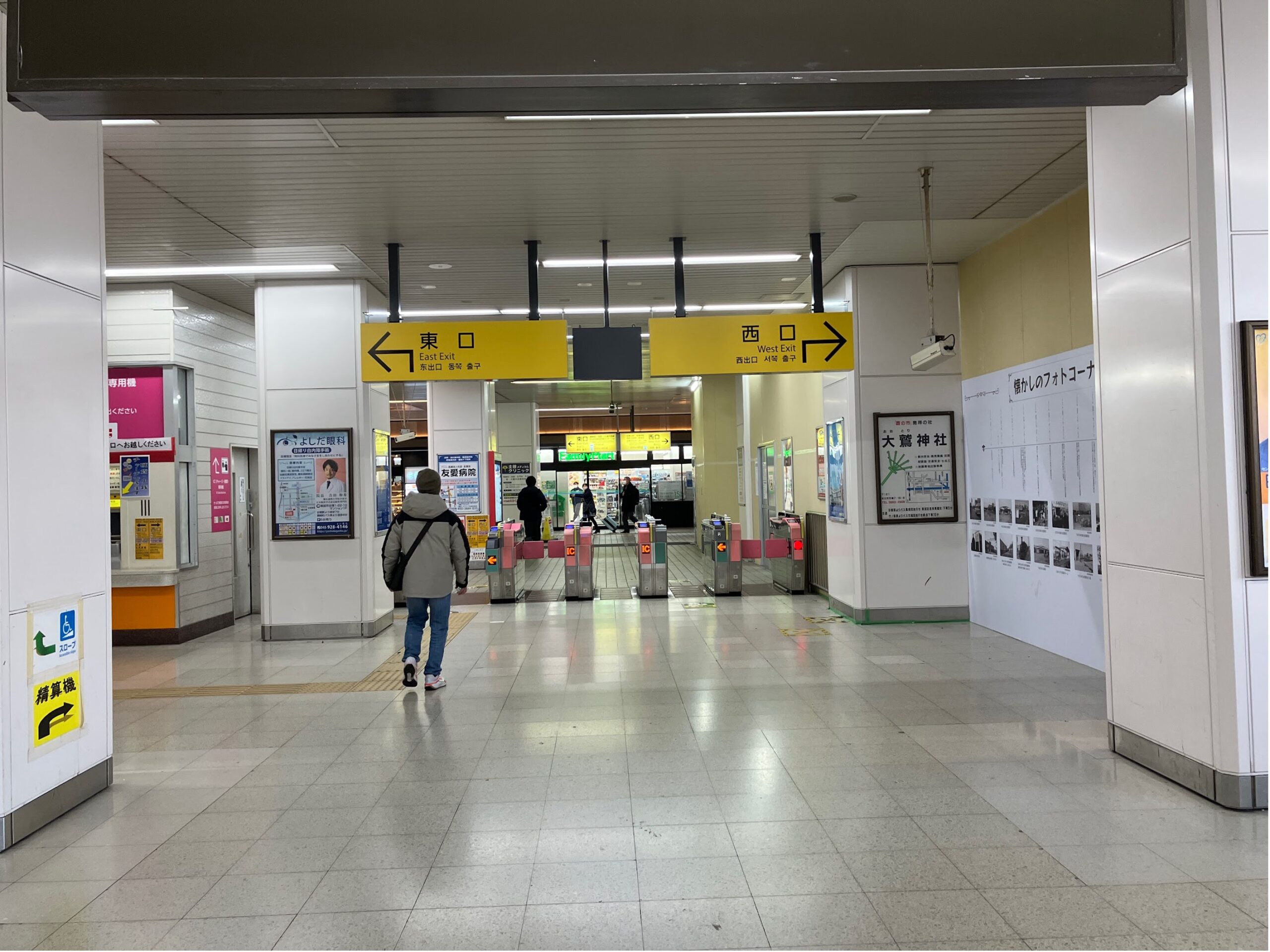 東武スカイツリーライン 谷塚駅の改札を出て東口へ向かいます。 谷塚駅は大正14年にできました。 当時駅周辺は桑畑がひろがっておりましたが、道路が整備され商店が建ち並び、人の往来の多い街となっています。 もちろん自家用車でのアクセスも可能です。 県道49号からはいってすぐです。 駐車場も完備しております。 お参りの方は無料で利用できるので、時間を気にせずゆっくり過ごせます。