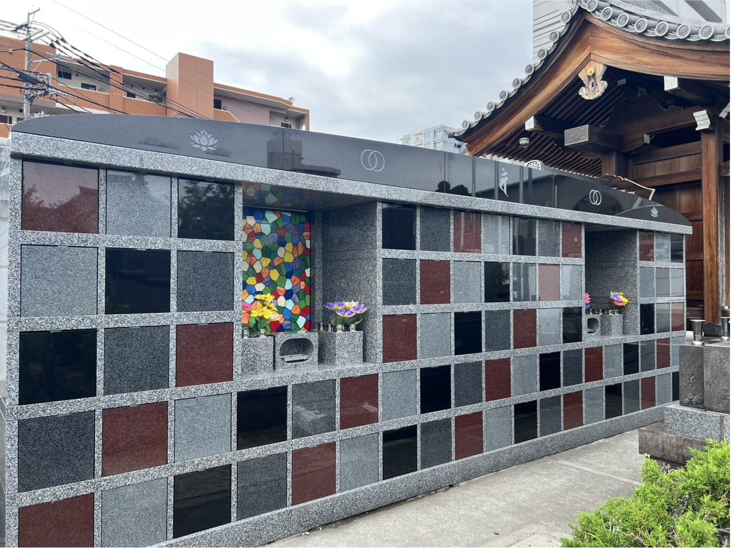 山門すぐ隣には 善福寺『緑樹の郷』家族墓（納骨墓）/第二期 がございます。 ステンドガラスが印象的な明るいつくりになっています。 お墓のことで、お子様に迷惑をかけたくない方 郷里にお墓があり、墓じまいを考えている方 ご自宅にご遺骨があり、どこに納骨したらよいか、わからない方 そんな方々に選ばれております。