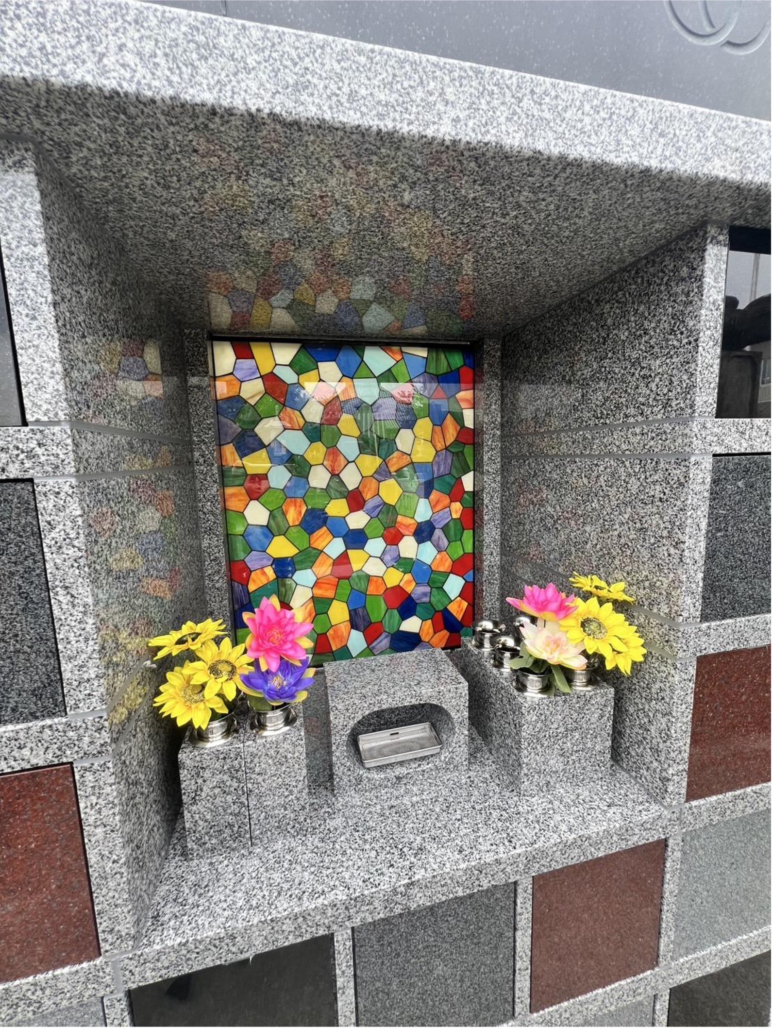ご遺族様に代わって、管理や供養をする「永代供養」 宗旨、宗派が不問でどなたでも入ることができます。 ご住職はいつも丁寧に対応してくださり お掃除が行き届いた参道はとても気持ちがいいです。