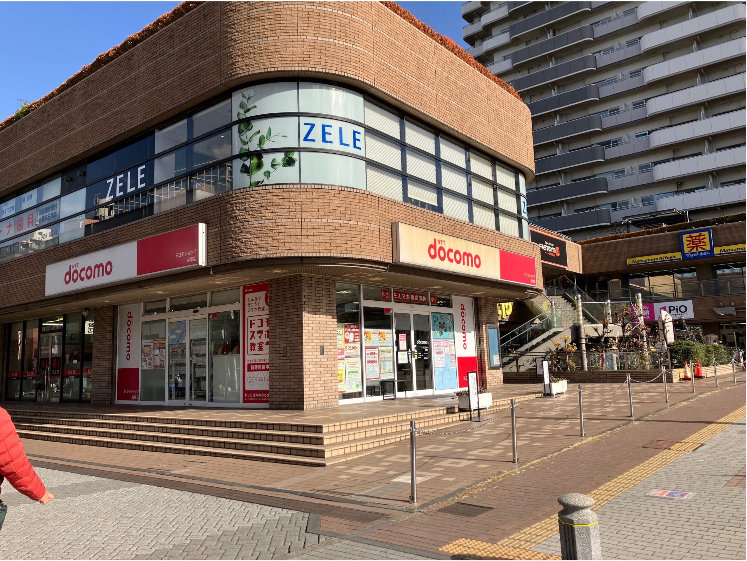 こちらの建物の手前で右に曲がります。 歩道が広く整備されているので安全に通行することができますね。