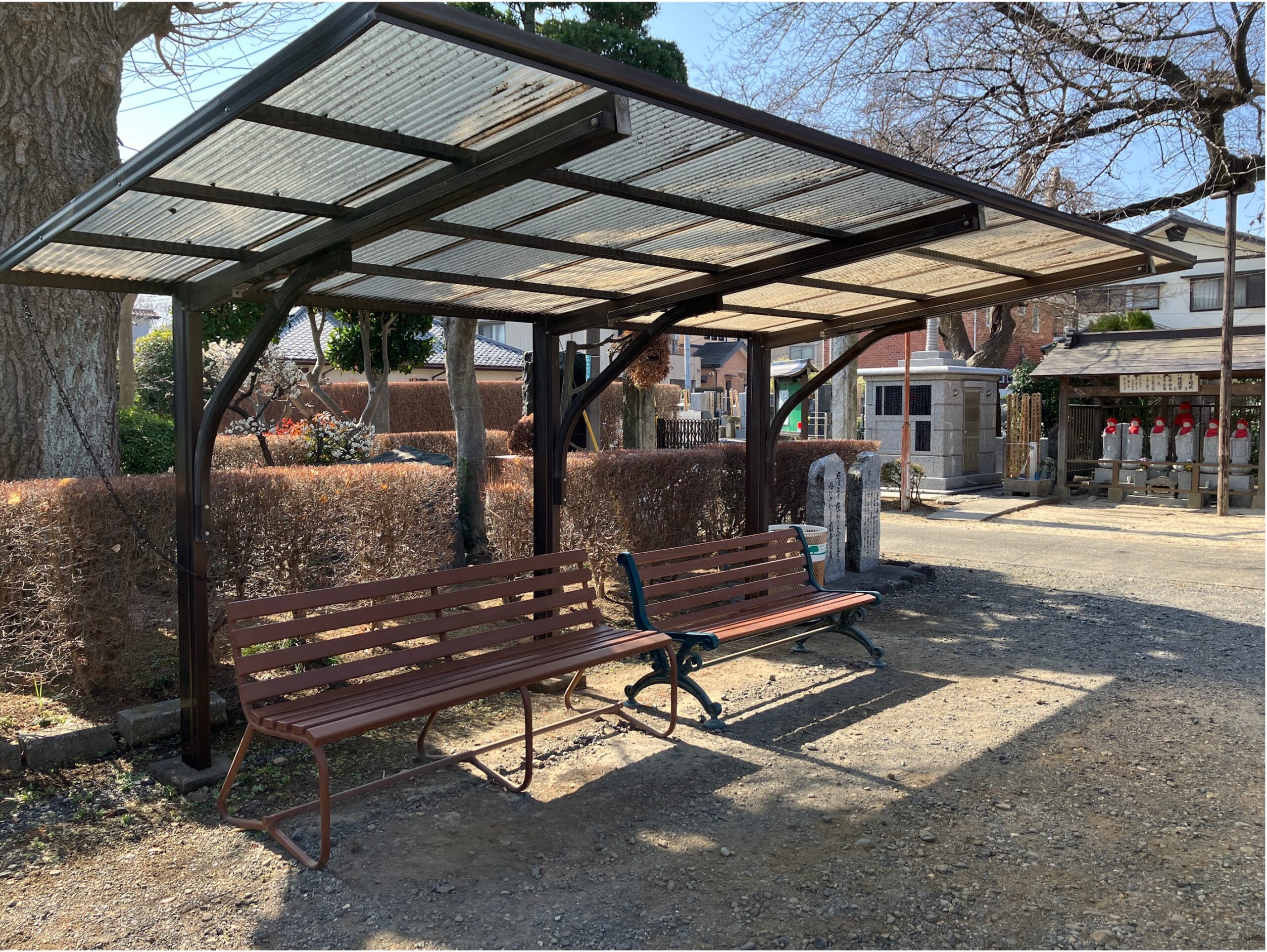 境内にはベンチがあったり（屋根つき！）と 来訪する方に対しての配慮が行き届いたお寺さんです。