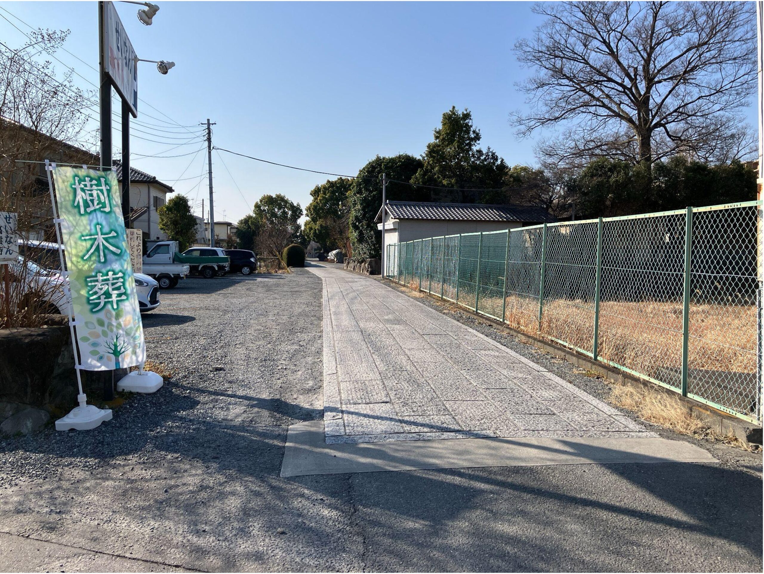 石畳の道を直進します。 道幅が狭いのでご注意ください。